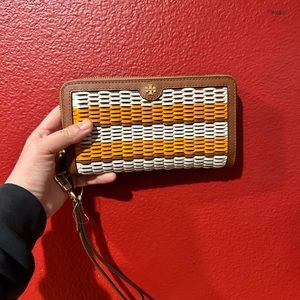 Tory burch emerson woven wristlet wallet